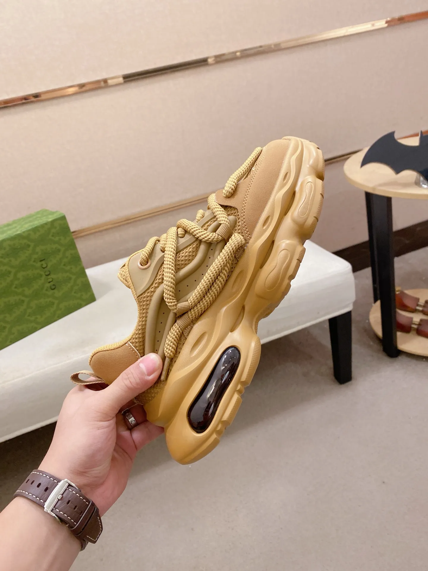Men's shoes 💰 480💰🇮🇹🇮🇹GUCCI (Gucci) top 🔍🔍 new models are on sale at the same time at the counter. The upper 🇮🇹 is made of top-grain cowhide imported from Italy. Fully imported genuine leather lining 💪💪, completely 1⃣️ to 1⃣️ replica 🇮🇹💪💪, ⚠ sole: original sole provided by the original factory, exclusive movable molded sole super comfortable, ⚠ original factory follow-up, 🔍🔍 high quality, you can go in and out of the counter at will, welcome to compare⚠. Code number:38-44